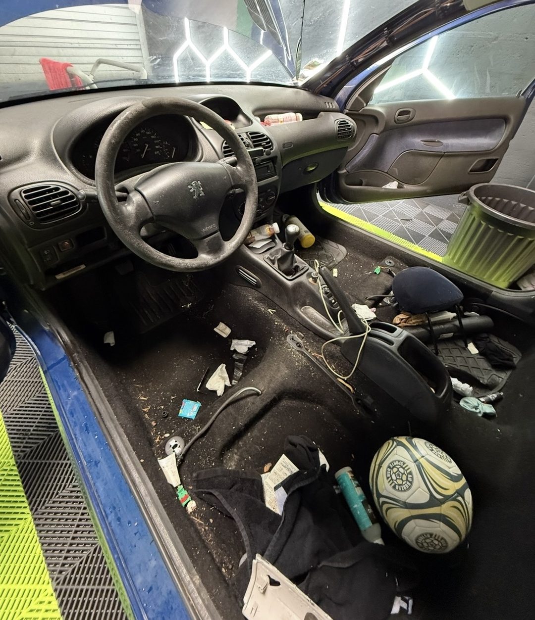 Peugeot 206 avant nettoyage intérieur