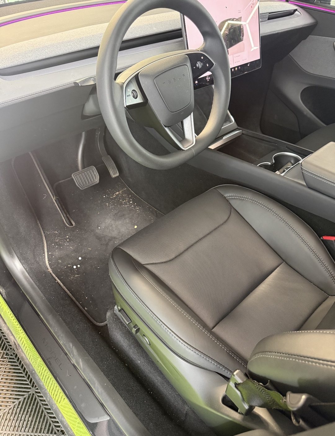 Tesla Model Y avant nettoyage intérieur